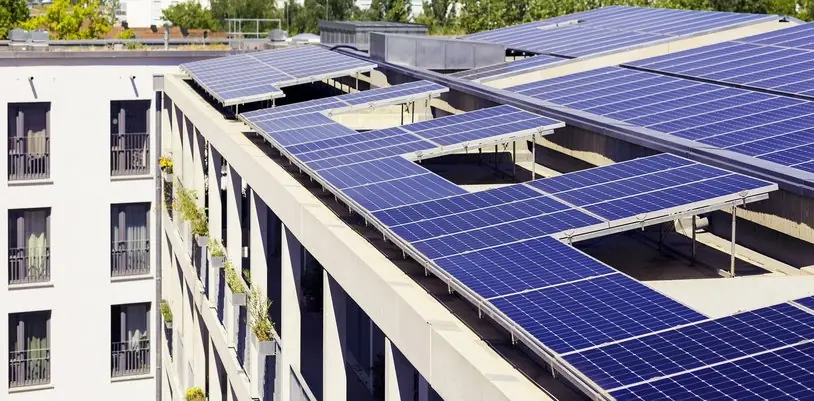 Flachdach eines Wohngebäudes mit aufgeständerten Solarmodulen